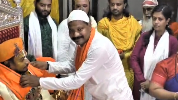 Muslim disciples celebrated Guru Purnima and performed aarti and worshiped Mahant Balak Das