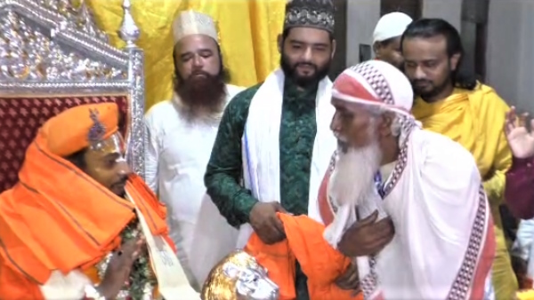 Muslim disciples celebrated Guru Purnima and performed aarti and worshiped Mahant Balak Das