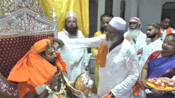 Muslim disciples celebrated Guru Purnima and performed aarti and worshiped Mahant Balak Das
