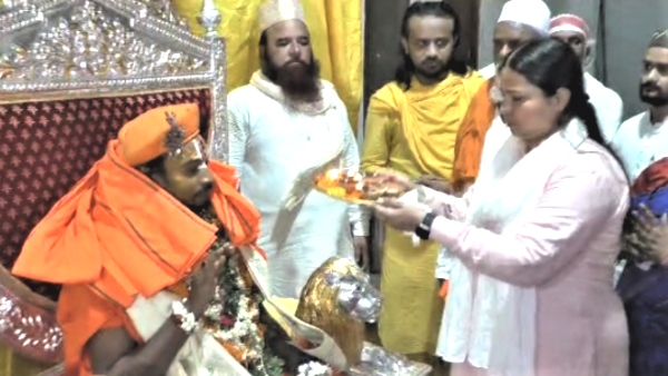 Muslim disciples celebrated Guru Purnima and performed aarti and worshiped Mahant Balak Das