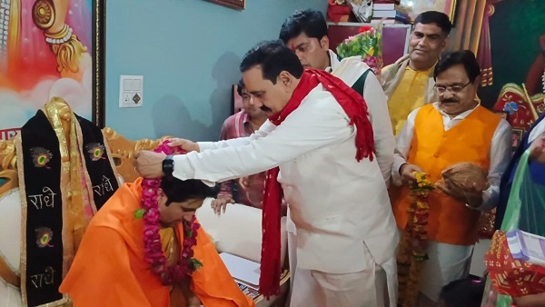 बागेश्वरधाम: गृहमंत्री नरोत्तम मिश्रा ने धाम पहुंचे