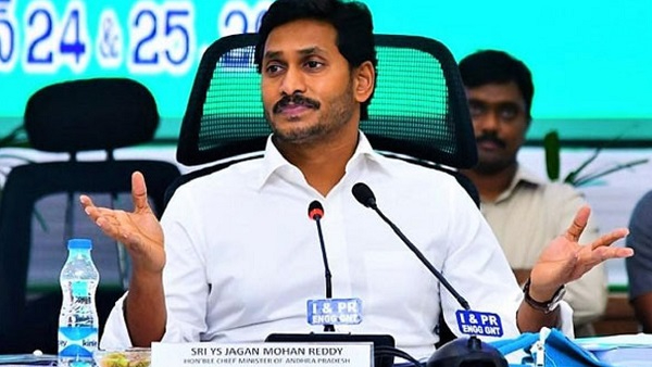 आंध्र प्रदेश: वैन से राशन वितरण बन गया मजाक