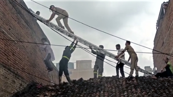 Jhansi Fire broke out in a three storey showroom many people trapped Army reached the spot