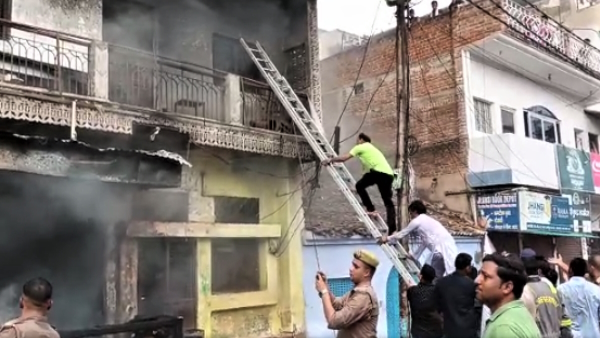 Jhansi Fire broke out in a three storey showroom many people trapped Army reached the spot