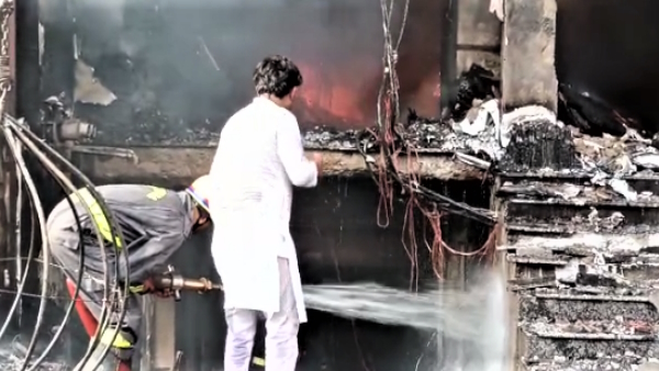 Jhansi Fire broke out in a three storey showroom many people trapped Army reached the spot