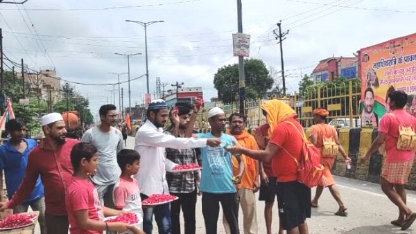 Bam Bhole Muslim people showered flowers on Kanwariyas and golden bullet was seen in meerut 