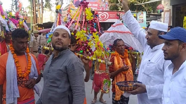Bam Bhole Muslim people showered flowers on Kanwariyas and golden bullet was seen in meerut 