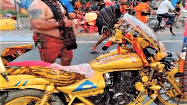 Bam Bhole Muslim people showered flowers on Kanwariyas and golden bullet was seen in meerut 