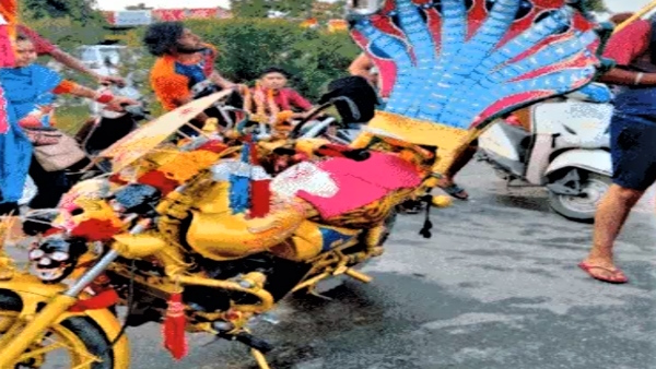 Bam Bhole Muslim people showered flowers on Kanwariyas and golden bullet was seen in meerut 