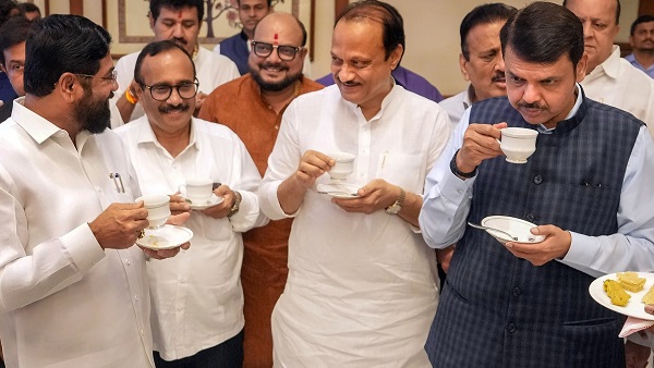 महाराष्ट्र सरकार की चाय पार्टी में CM-डिप्टी सीएम हुए शामिल