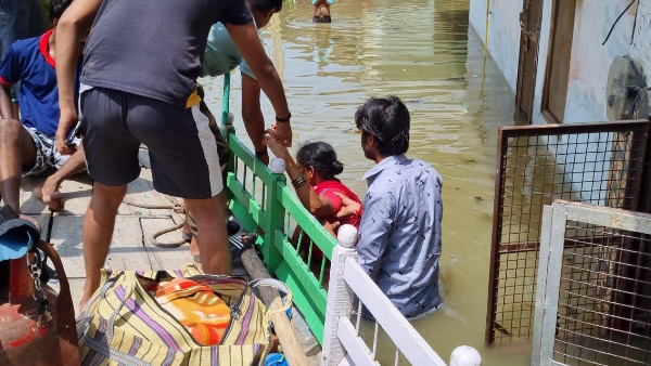 PHOTOS of flood in agra and mathura Yamuna water reaches Taj Mahal doors of temples closed 