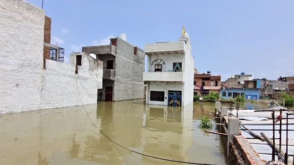PHOTOS of flood in agra and mathura Yamuna water reaches Taj Mahal doors of temples closed 