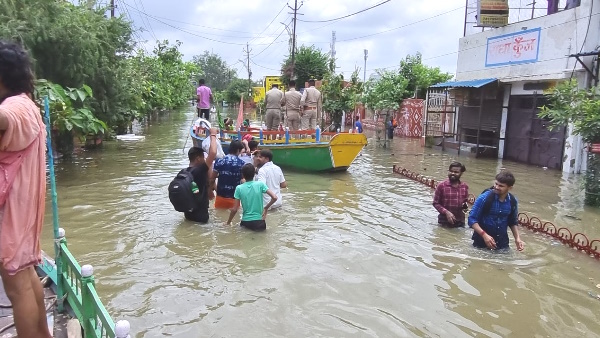 PHOTOS of flood in agra and mathura Yamuna water reaches Taj Mahal doors of temples closed 