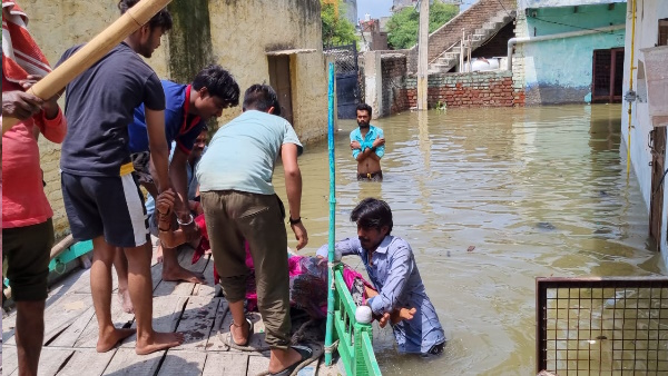 PHOTOS of flood in agra and mathura Yamuna water reaches Taj Mahal doors of temples closed 