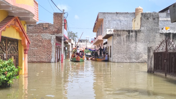 PHOTOS of flood in agra and mathura Yamuna water reaches Taj Mahal doors of temples closed 