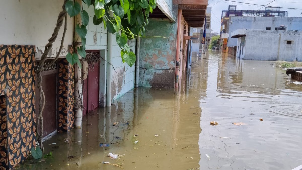PHOTOS of flood in agra and mathura Yamuna water reaches Taj Mahal doors of temples closed 