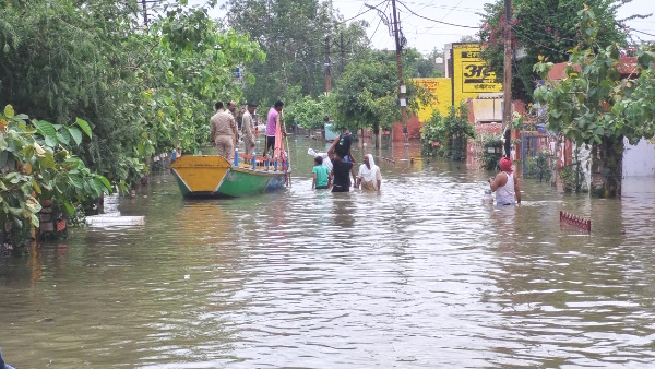 PHOTOS of flood in agra and mathura Yamuna water reaches Taj Mahal doors of temples closed 