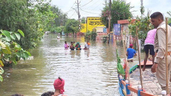 PHOTOS of flood in agra and mathura Yamuna water reaches Taj Mahal doors of temples closed 
