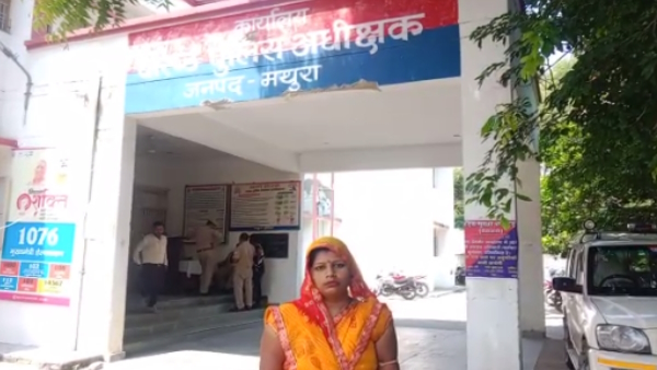 acid was thrown on daughter by mother victim reached SP office with a petrol bottle 