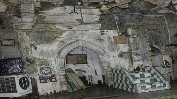 कलेक्टर ने मस्जिद में नमाज अदा करने पर लगाई रोक