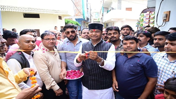 mp-minister-vishwas-sarang-reaching-door-to-door