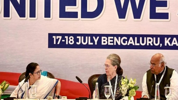 Opposition Meeting Sonia Gandhi Mamata Banerjee together opposition-alliance-named INDIA