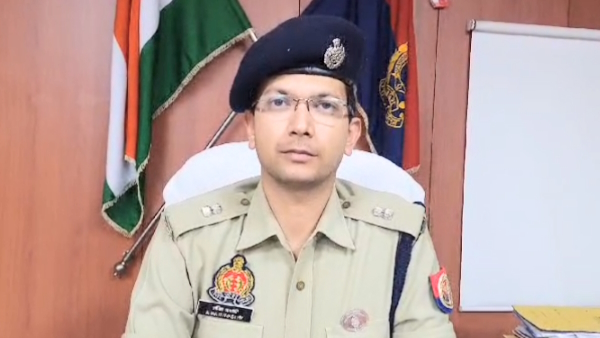 Noida Students did not listen to school teacher order then she cuts the hair of 12th students