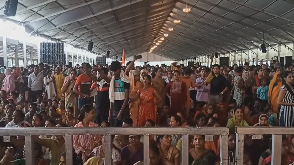 धीरेंद्र शास्त्री के दिव्य दरबार में मची भगदड़, कई लोग घायल