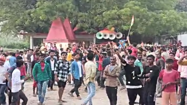 stone pelting between Kanwariyas and Tajiyedars in pilibhit of up highway jammed and co city injured 