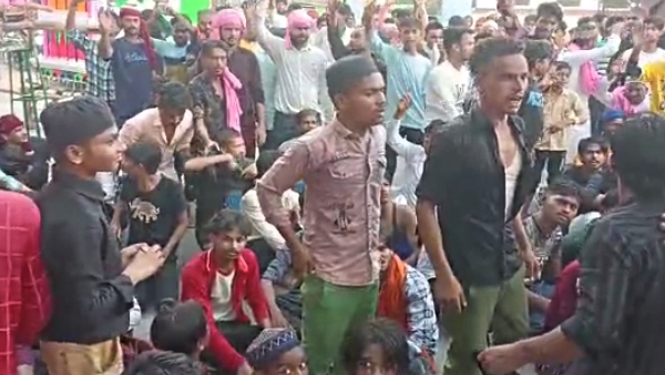 stone pelting between Kanwariyas and Tajiyedars in pilibhit of up highway jammed and co city injured 