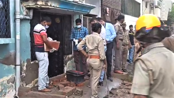 prayagraj murder of Mother sister house set on fire police and mob attacked with acid