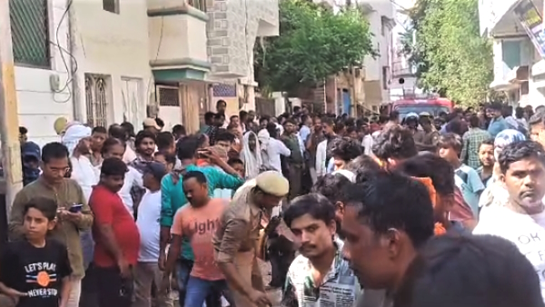 prayagraj murder of Mother sister house set on fire police and mob attacked with acid