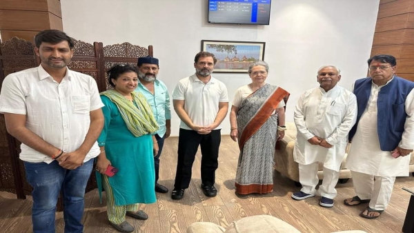 Rahul and Sonia Gandhi plane lands at Raja Bhoj airport, landing at 7.40 pm Rahul and Sonia Gandhi plane lands at Raja Bhoj airport, landing at 7.40 pm