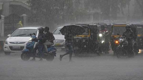 मुंबई में मूसलाधार बारिश, कल बंद रहेंगे सभी स्कूल और कॉलेज