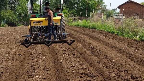 रिज एंड फैरो मेथड से बचेगी सोयाबीन की फसल, सरकार किसानों को सिखा रही तकनीक