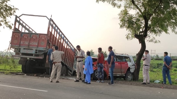 सागर में भीषण हादसा, ट्रक से टकराई कार, 6 की गई जान