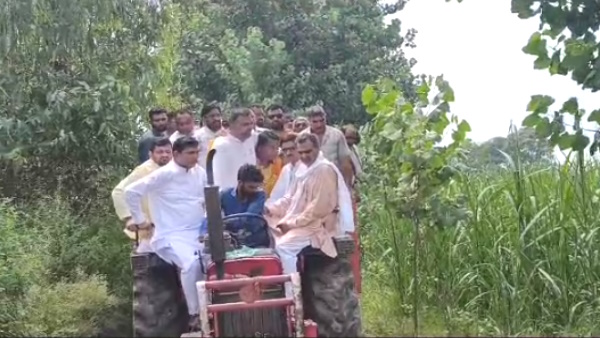 Minister Sanjeev Balyan himself got into the flood water and checked the loss of farmers