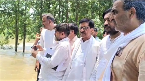 Minister Sanjeev Balyan himself got into the flood water and checked the loss of farmers