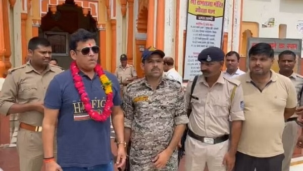 Orchha: रामराजा सरकार की शरण में पहुंचे अभिनेता रवि किशन 