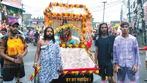 Sawan 2023 Most beautiful and expensive Kanwar crosses Muzaffarnagar going to agra via delhi 