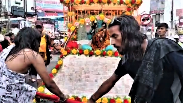 Sawan 2023 Most beautiful and expensive Kanwar crosses Muzaffarnagar going to agra via delhi 