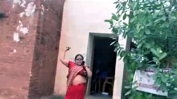 Viral Video ANM beating YouTuber with slippers for questioning on the condition of swasthya kendra