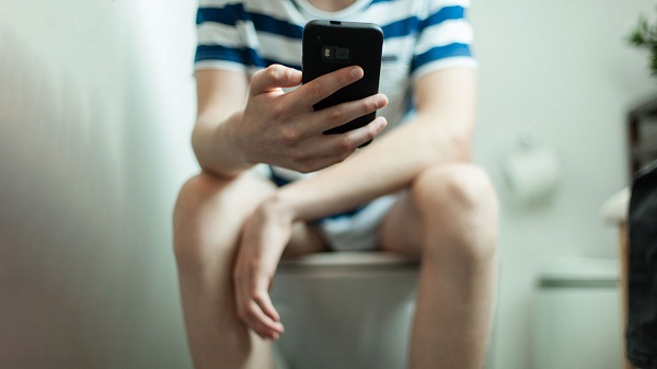 Use-mobile-phone -in-toilet