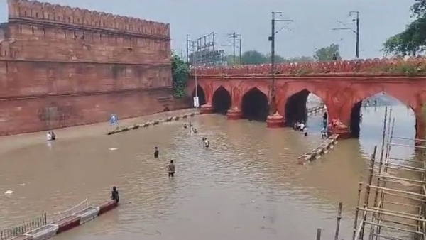 viral Pics Delhi Rains Red Fort
