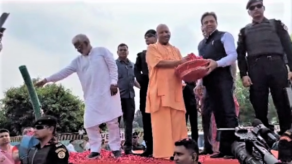 Sawan 2023 Chief Minister Yogi Adityanath showered flowers on Kanwariyas in meerut 