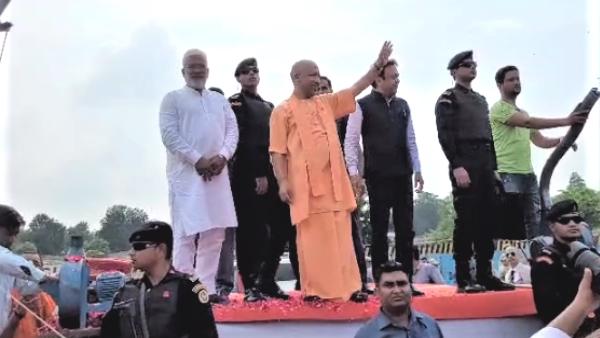 Sawan 2023 Chief Minister Yogi Adityanath showered flowers on Kanwariyas in meerut 