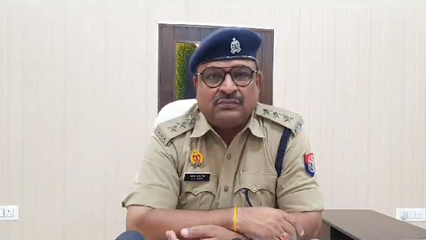 Postmortem of a women is being done by police after taking her out of the grave in aligarh 