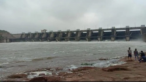 टीकमगढ़_सुजारा बांध के खोले 12 गेट, उफान पर आई धसान नदी टीकमगढ़_सुजारा बांध के खोले 12 गेट, उफान पर आई धसान नदी