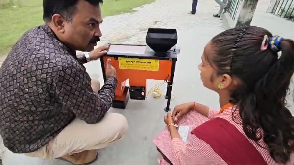 Laborer daughter class 8 student Pooja made dust free thresher machine from junk for farmers Laborer daughter class 8 student Pooja made dust free thresher machine from junk for farmers
