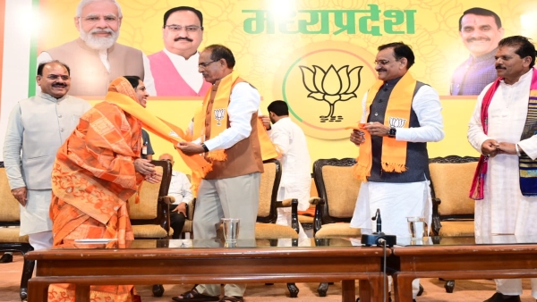 Former IAS, Congress and Jais office bearers and workers took BJP membership in front of CM Shivraj Former IAS, Congress and Jais office bearers and workers took BJP membership in front of CM Shivraj